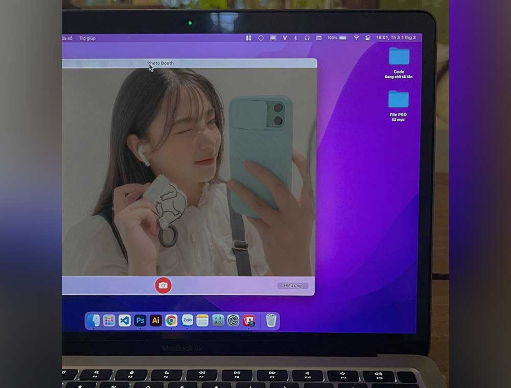 Camera selfie Macbook. Bạn muốn chụp những bức ảnh tự sướng tuyệt đẹp trên Macbook của mình? Với camera selfie chất lượng cao của Macbook, bạn có thể tự tin chụp ảnh tuyệt đẹp mà không cần đến một chiếc máy ảnh chuyên nghiệp. Hãy khám phá thêm về camera này để có thêm những khoảnh khắc đáng nhớ trên Macbook của bạn!