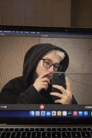 Prompt selfie trên MacBook
