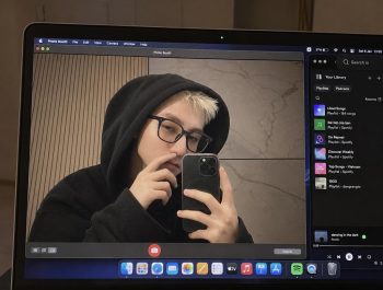Prompt tạo ảnh selfie trên màn hình MacBook